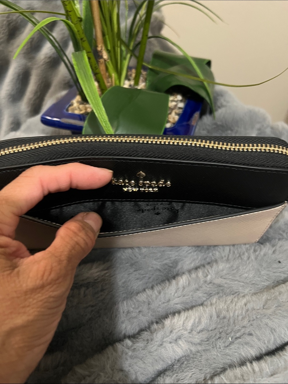 Kate Spade Two-Tone Black and Beige Zip-Around Wallet NWT retail $229 - Picture 4 of 6